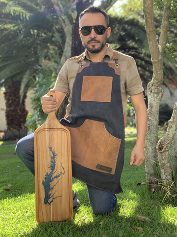 Combo Parrillero! Tabla de picar de madera de teca con detalles en resina + Mandil de jean con detalles de cuero y soporte ergonímico de espalda de alto calibre.